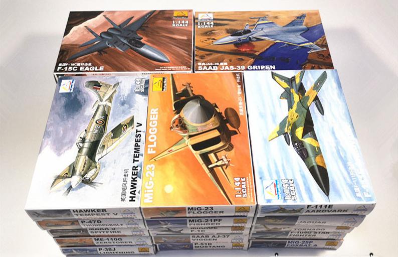 Model Kit Revell - Set di 25 Modellini di Aerei